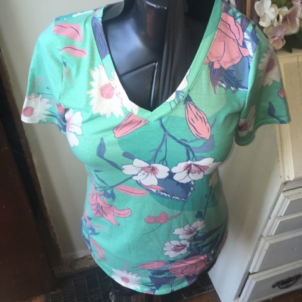 Lularoe v-neck green floral XXS Christy tee